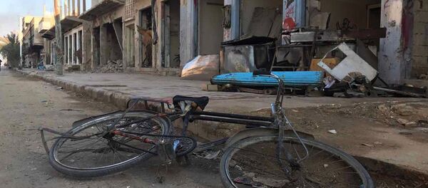 Soldiers walk past buildings destroyed during combat activities in the residential part of Ancient Palmyra in Homs Governorate, Syria - Sputnik Afrique