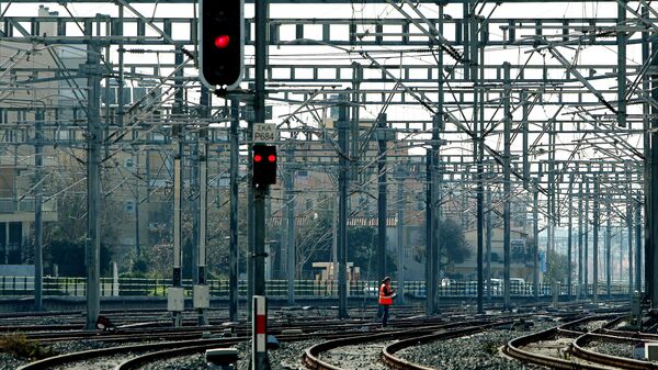 A construction worker walks amongst rail tracks during a  Greek railway strike (File) - Sputnik Afrique