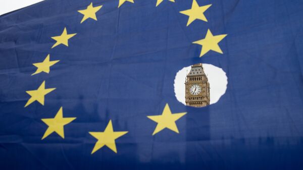 Un drapeau européen avec un trou représentant le Brexit - Sputnik Afrique