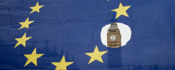 Un drapeau européen avec un trou représentant le Brexit Un drapeau européen avec un trou représentant le Brexit - Sputnik Afrique