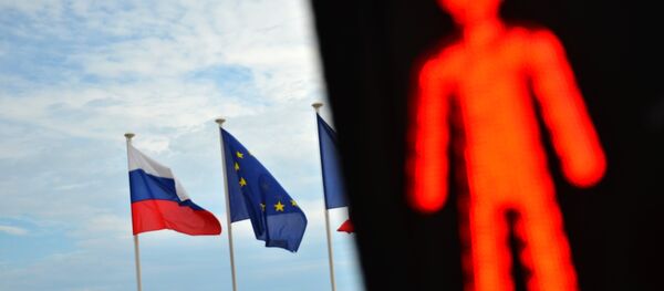 Les drapeux de la Russie et de l'UE - Sputnik Afrique