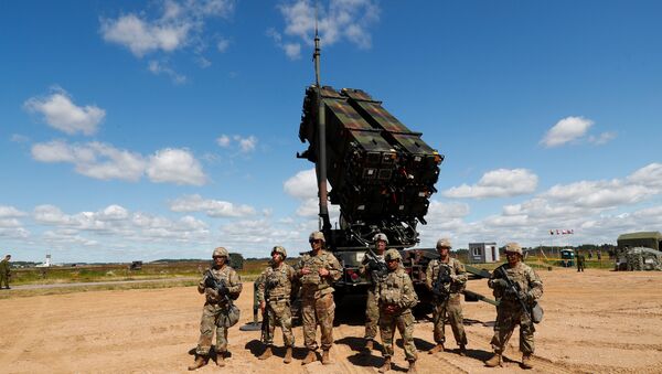 U.S. soldiers stand next to the long-range air defence system Patriot during Toburq Legacy 2017 air defence exercise in the military airfield near Siauliai, Lithuania, July 20, 2017 - Sputnik Afrique