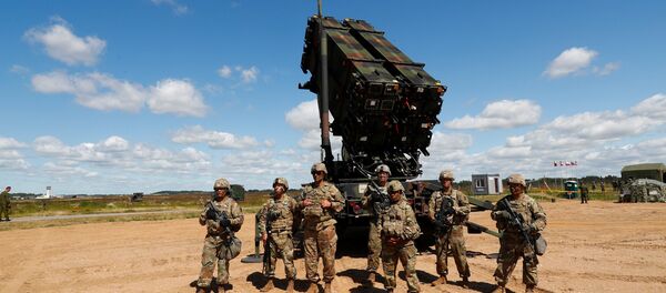 U.S. soldiers stand next to the long-range air defence system Patriot during Toburq Legacy 2017 air defence exercise in the military airfield near Siauliai, Lithuania, July 20, 2017 - Sputnik Afrique