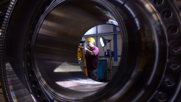 Un employé du géant industriel allemand Siemens travaille sur un rotor à l'usine de turbines à gaz, le 8 novembre 2012, Berlin - Sputnik Afrique
