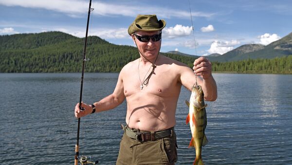 Russian President Vladimir Putin fishing at the cascade of mountain lakes in the Republic of Tyva, during his vacation on August 1-3 - Sputnik Afrique