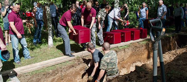 Une cérémonie funèbre dans le village estonien de Sinimäe, près de la frontière russe, organisée à l’occasion de la réinhumation des restes de 202 soldats soviétiques - Sputnik Afrique