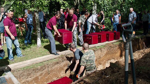Une cérémonie funèbre dans le village estonien de Sinimäe, près de la frontière russe, organisée à l’occasion de la réinhumation des restes de 202 soldats soviétiques - Sputnik Afrique
