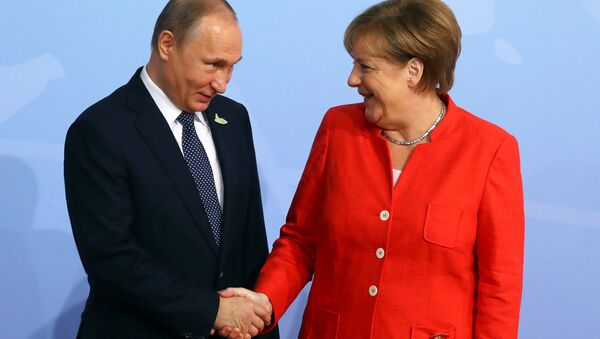 Vladimir Poutine et Angela Merkel - Sputnik Afrique