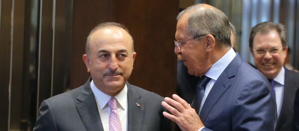 Sergueï Lavrov (à droite) et Mevlut Cavusoglu à Manille - Sputnik Afrique