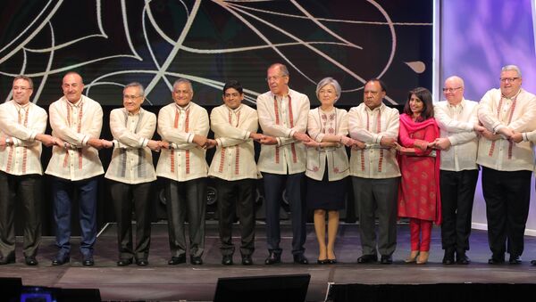 Russian Foreign Minister Sergei Lavrov during a joint photo-op with foreign ministers of ASEAN member states before the official gala dinner on the sidelines of the ASEAN regional security summit in Malina, Philippines - Sputnik Afrique