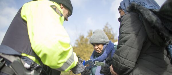 Un agent de la GRC vérifie les documents de deux femmes du Soudan après que les dernières ait franchi illégalement la frontière canado-américaine. - Sputnik Afrique