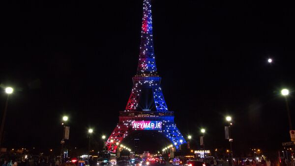 Red and blue lights and a welcoming message that reads in French Neymar Jr. adorn the Eiffel Tower to celebrate the arrival of Brazilian footballer Neymar to Paris on August 5, 2017 - Sputnik Afrique