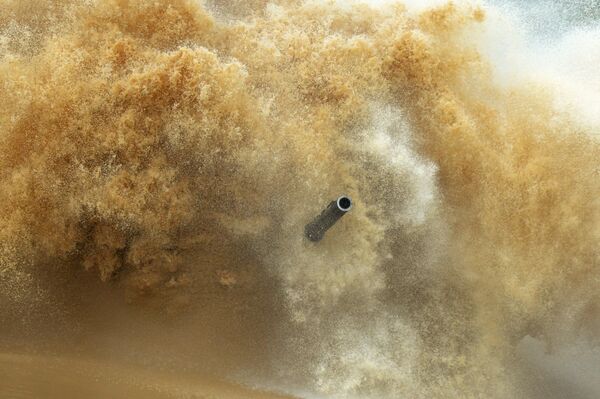 Feu, boue et fossés remplis d’eau: les épreuves du biathlon en chars d’assaut à Alabino - Sputnik Afrique