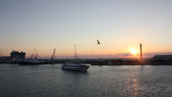 Coucher de soleil sur le port maritime de Sotchi - Sputnik Afrique