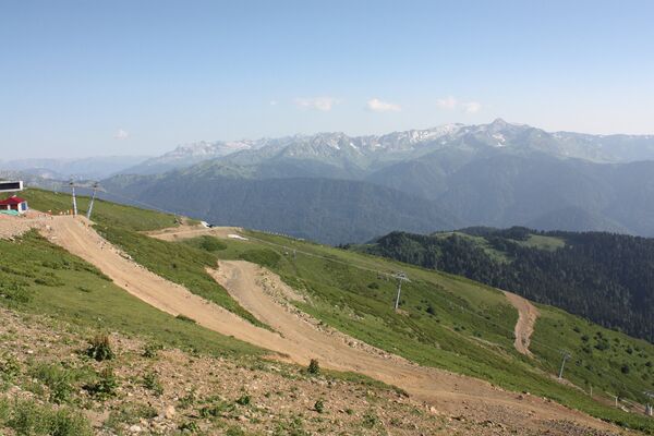 Vue sur la chaîne du Grand Caucase depuis Rosa Peak (altitude de 2320 m) - Sputnik Afrique