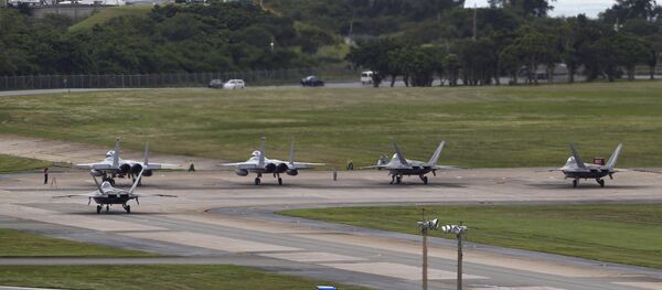 U.S. Air Force F-22 Raptors, right, and two F-15 Eagles prepare for take-off at Kadena Air Base on the southern island of Okinawa, in Japan (File) - Sputnik Afrique