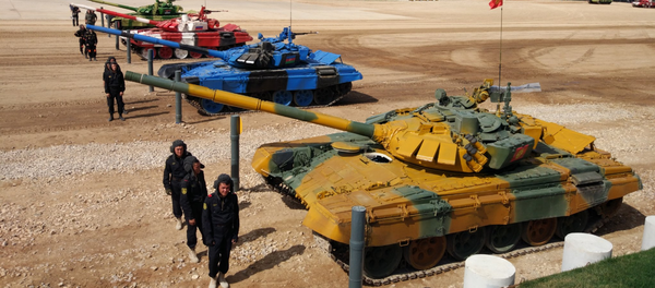 Le Biathlon de chars de combat à Alabino - Sputnik Afrique