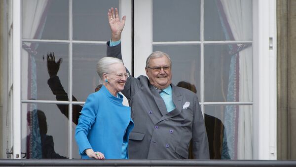 Denmark's Queen Margrethe and Prince Henrik wave from the balcony during Queen Margrethe's 76th birthday celebration at Amalienborg Palace in Copenhagen, Denmark April 16, 2016. - Sputnik Afrique