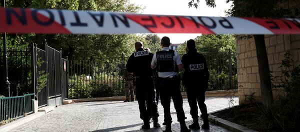 Police secure a street near the scene where French soliders were hit and injured by a vehicle in the western Paris suburb of Levallois-Perret, France, August 9, 2017 - Sputnik Afrique