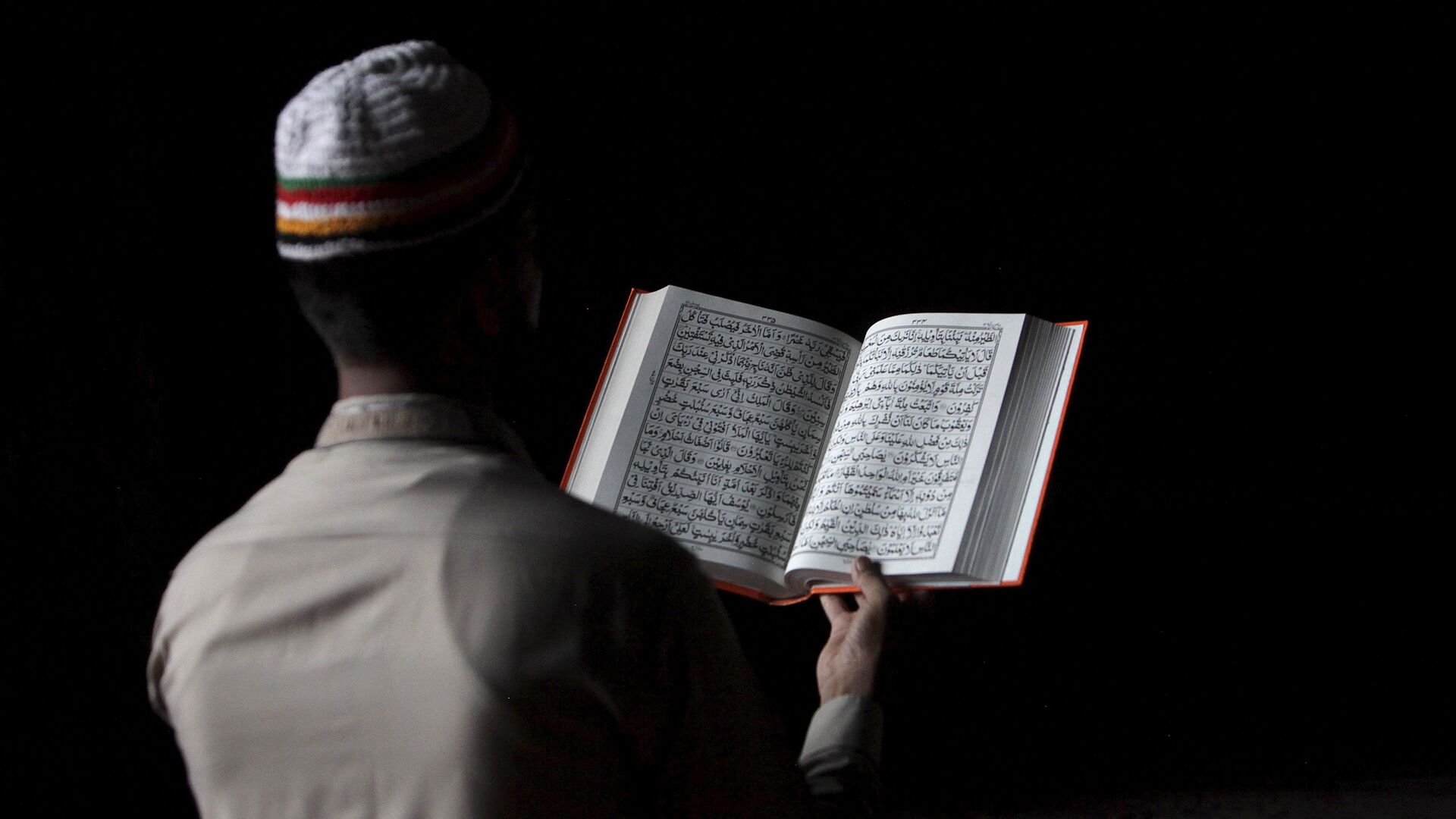 Un musulman lisant le Coran (photo d'archives) - Sputnik Afrique, 1920, 19.04.2021
