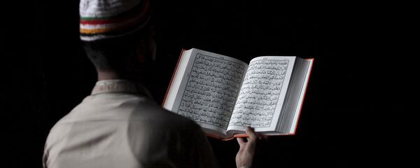 Un musulman lisant le Coran (photo d'archives) Un musulman lisant le Coran (photo d'archives) - Sputnik Afrique