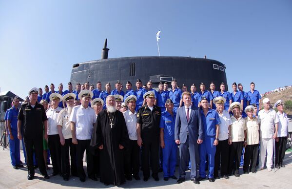 Le commandant de la flotte russe de la mer Noire, l’amiral Alexandre Vitko, et le gouverneur par intérim de Sébastopol, Dmitri Ovsiannikov, lors de la cérémonie de réception du nouveau sous-marin diesel Krasnodar à Sébastopol. - Sputnik Afrique