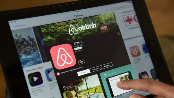 This file photo taken on April 28, 2016 shows a woman browsing the site of US home sharing giant Airbnb on a tablet in Berlin on April 28, 2016. - Sputnik Afrique