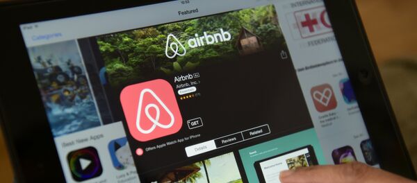 This file photo taken on April 28, 2016 shows a woman browsing the site of US home sharing giant Airbnb on a tablet in Berlin on April 28, 2016. - Sputnik Afrique
