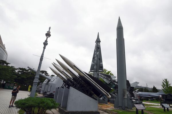 Des répliques de missiles nord-coréens et sud-coréens au Mémorial de la guerre de Corée, à Séoul - Sputnik Afrique