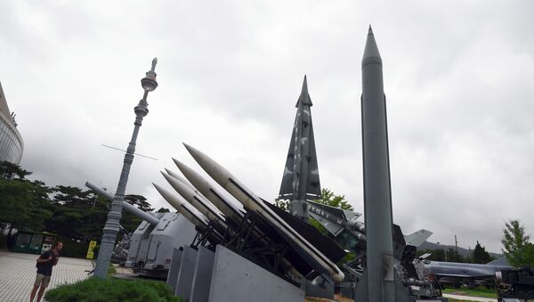 Реплики северокорейских и южнокорейских ракет в Военном мемориале Кореи в Сеуле - Sputnik Afrique