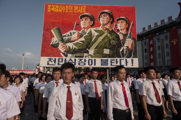 Des participants d’une manifestation contre les nouvelles sanctions onusiennes à Pyongyang - Sputnik Afrique