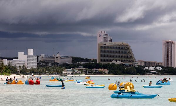 Des touristes en face des hôtels de luxe situés dans le district de Tumon sur l’île américaine de Guam - Sputnik Afrique