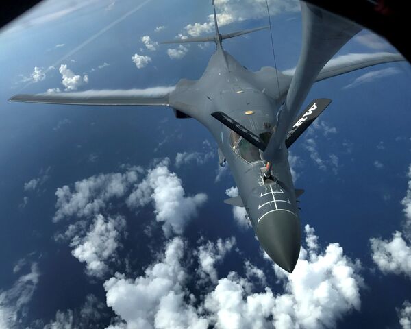 Un des deux bombardiers Rockwell B-1 Lancer de l’armée de l’air américaine en train de se ravitailler au-dessus de l’océan Pacifique - Sputnik Afrique