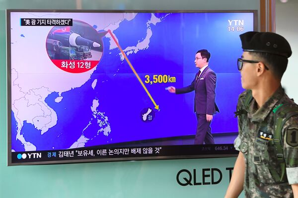 Un soldat sud-coréen passe devant une télévision montrant un journal à Séoul - Sputnik Afrique