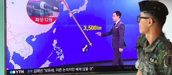 Солдат южнокорейской армии проходит мимо телевизора с новостным выпуском в Сеуле - Sputnik Afrique