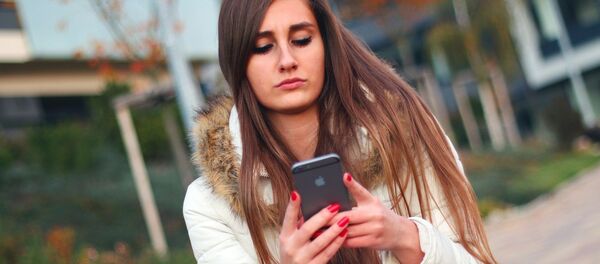 Une jeune fille avec un smartphone - Sputnik Afrique