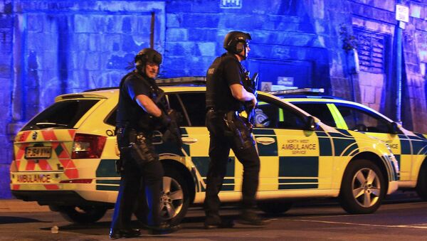 Armed police work at Manchester Arena after reports of an explosion at the venue during an Ariana Grande gig in Manchester, England Monday, May 22, 2017. - Sputnik Afrique