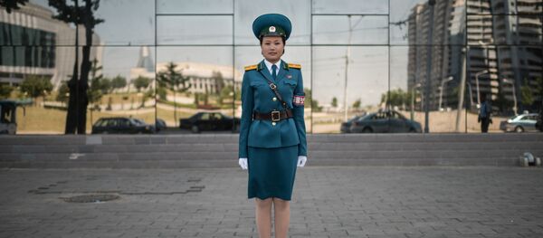 Une agent de la circulation, la lieutenant Kim Jong-hua, dans une rue de Pyongyang - Sputnik Afrique