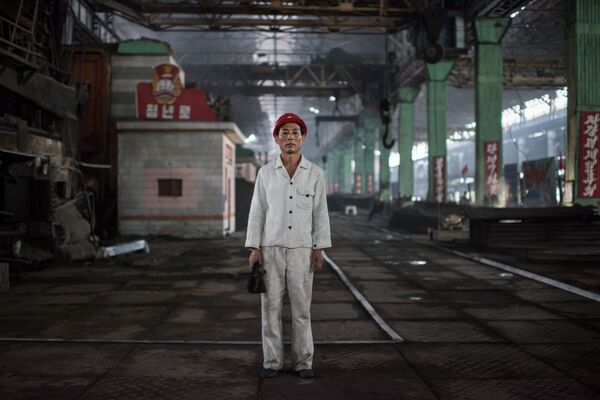 Kang Chol-su, ouvrier, dans l’usine d’acier de Chollima, au sud de Pyongyang - Sputnik Afrique