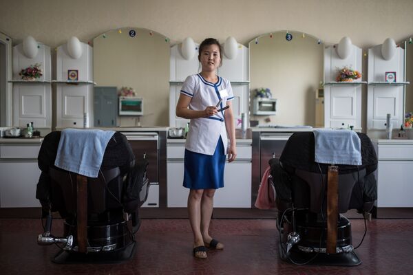 La coiffeuse Kim Hae-jong dans un centre de divertissement et de santé à Pyongyang - Sputnik Afrique