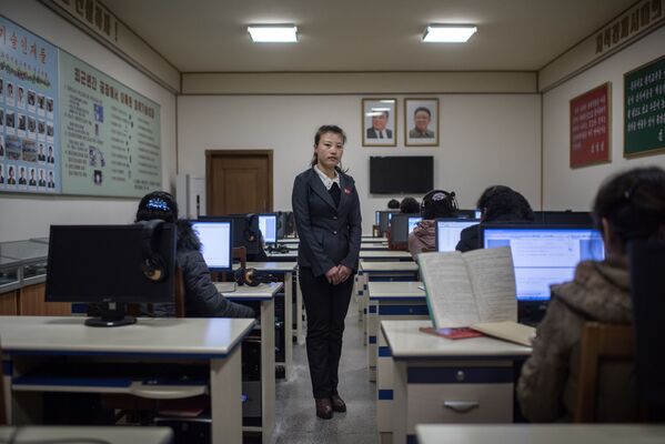 Une professeure dans une classe dans une filature de soie à Pyongyang, en Corée du Nord - Sputnik Afrique