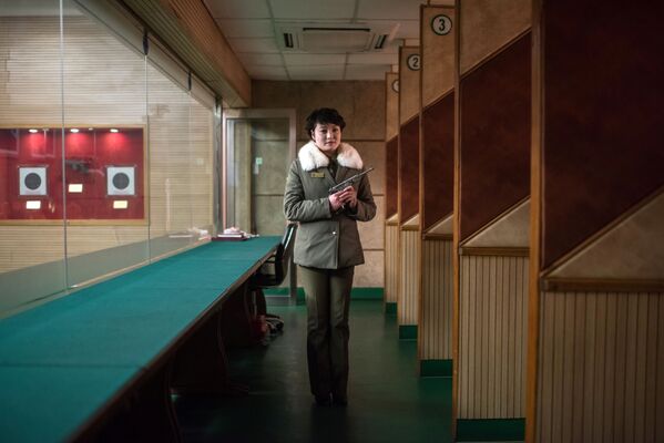 La moniteur de tir Kim Su-ryon sur son lieu de travail à Pyongyang - Sputnik Afrique