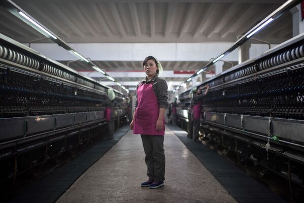 Une ouvrière d’une usine textile sur son lieu de travail à Pyongyang - Sputnik Afrique