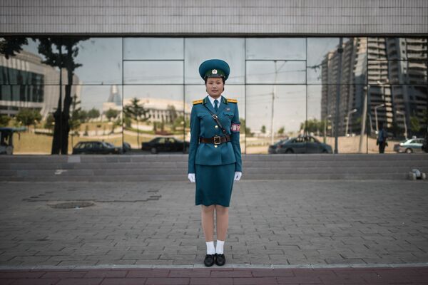 Une agent de la circulation, la lieutenant Kim Jong-hua, dans une rue de Pyongyang - Sputnik Afrique