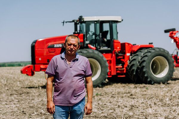 Ce conducteur de tracteur russe fait un logo géant de World of Tanks sur un champ - Sputnik Afrique