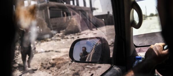 Члены Сирийских демократических сил на восточном фронте города Ракка при попытке освобождения города от ИГ (запрещена в России), Сирия - Sputnik Afrique