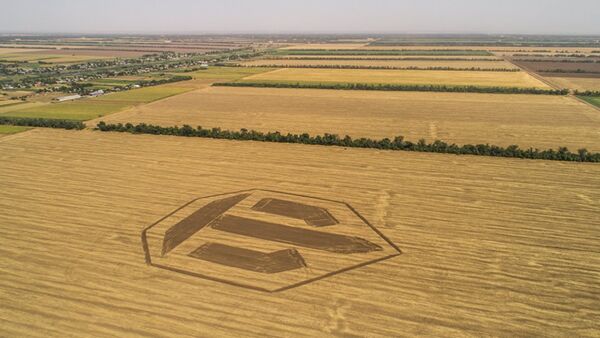 Кубанский тракторист изобразил на поле гигантский логотип World of Tanks - Sputnik Afrique