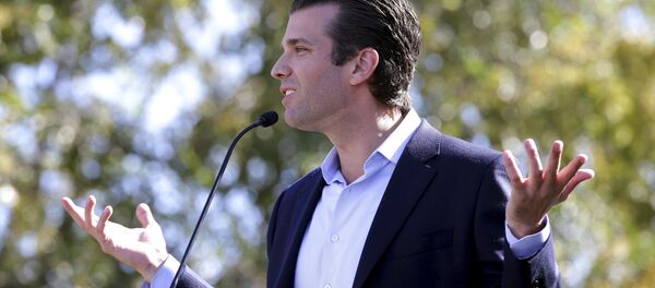 Donald Trump Jr. campaigns for his father, Republican presidential candidate Donald Trump, Friday, Nov. 4, 2016, in Gilbert, Ariz. - Sputnik Afrique