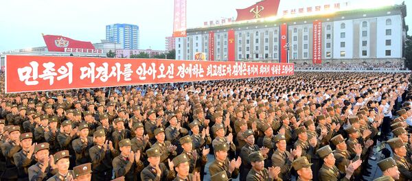 Army personnel and people gather at Kim Il Sung Square in Pyongyang July 6, 2017 to celebrate the successful test-launch of intercontinental ballistic rocket Hwasong-14. in this photo released by North Korea's Korean Central News Agency (KCNA) in Pyongyang July 7, 2017 - Sputnik Afrique