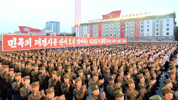 Army personnel and people gather at Kim Il Sung Square in Pyongyang July 6, 2017 to celebrate the successful test-launch of intercontinental ballistic rocket Hwasong-14. in this photo released by North Korea's Korean Central News Agency (KCNA) in Pyongyang July 7, 2017 - Sputnik Afrique